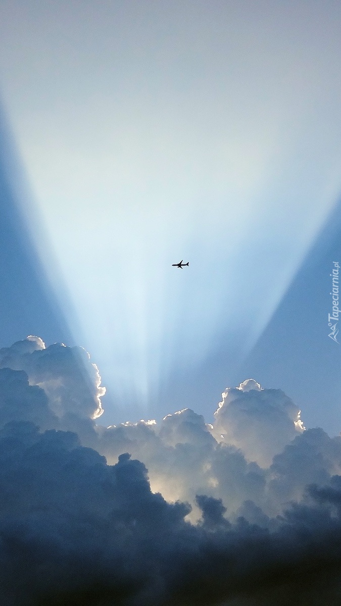 Samolot wysoko w chmurach