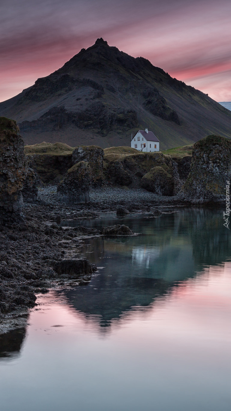 Samotny domek w Islandii