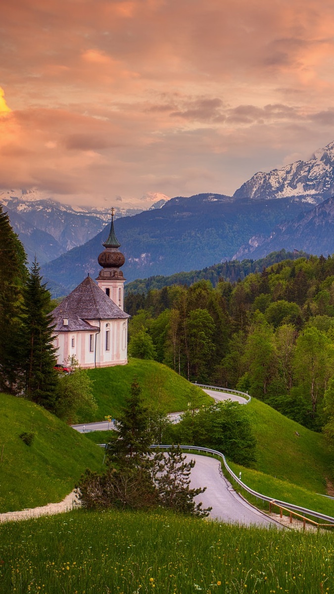 Sanktuarium Maria Gern na tle Alp Salzburskich