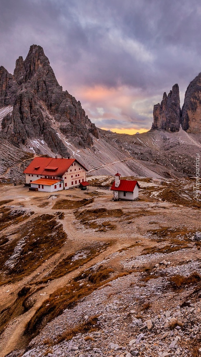 Schronisko Auronzo i kaplica na tle gór Tre Cime di Lavaredo