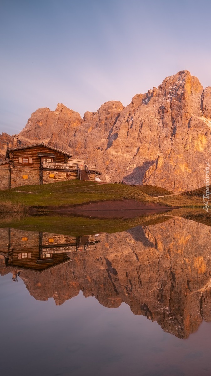 Schronisko Baita Segantini nad jeziorem