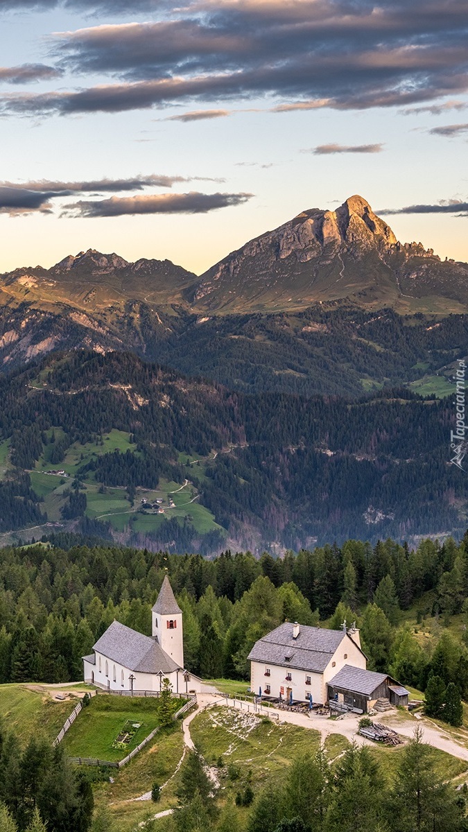 Schronisko La Crusc i kościół Santa Croce w Alpach