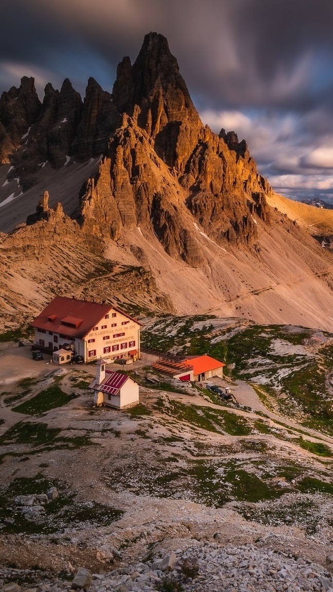 Schronisko u podnóża szczytu gór Tre Cime di Lavaredo