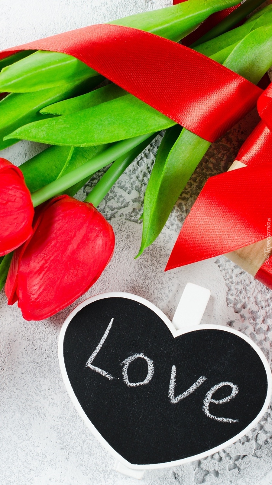 Serce z napisem love przy tulipanach