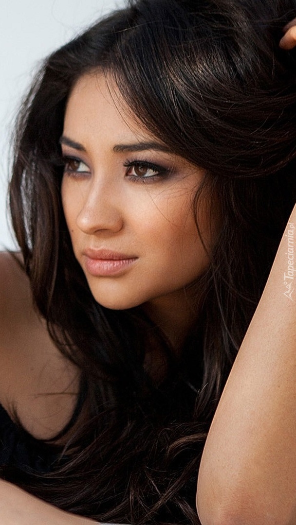 Shay Mitchell zamyślona