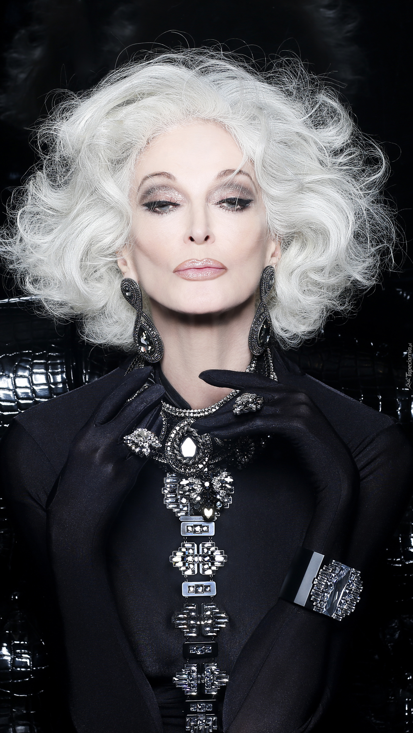 Siwowłosa Carmen Dell Orefice