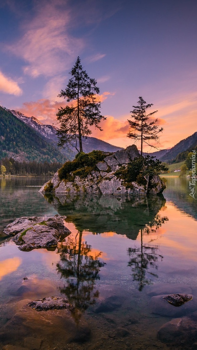 Skalista wysepka na jeziorze Hintersee