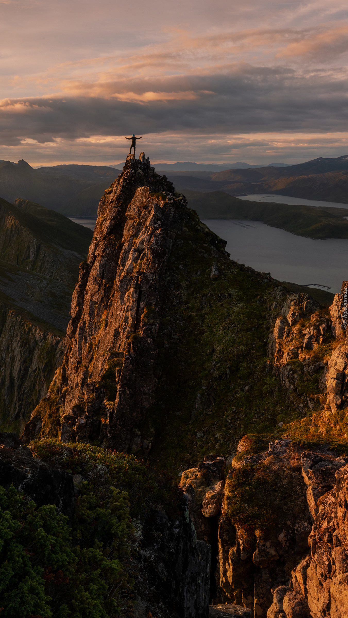 Skaliste góry na wyspie Senja