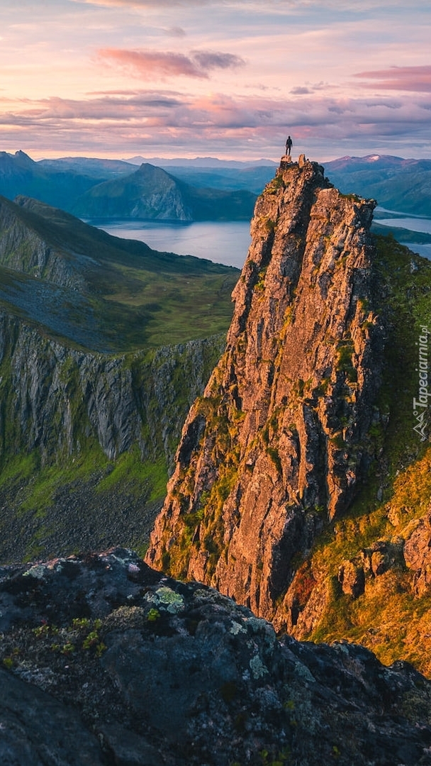 Skaliste góry na wyspie Senja