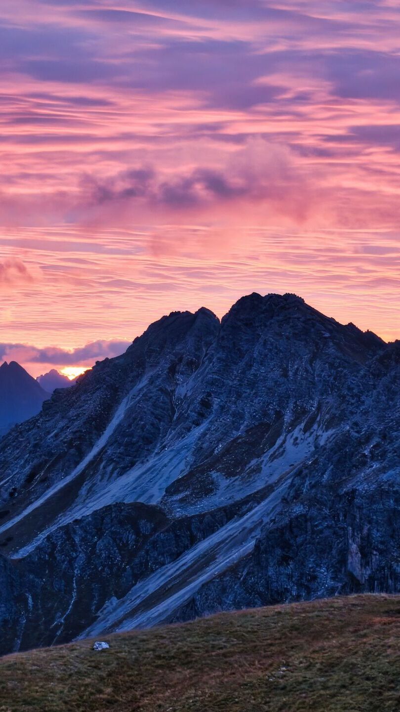 Skaliste góry o zachodzie słońca