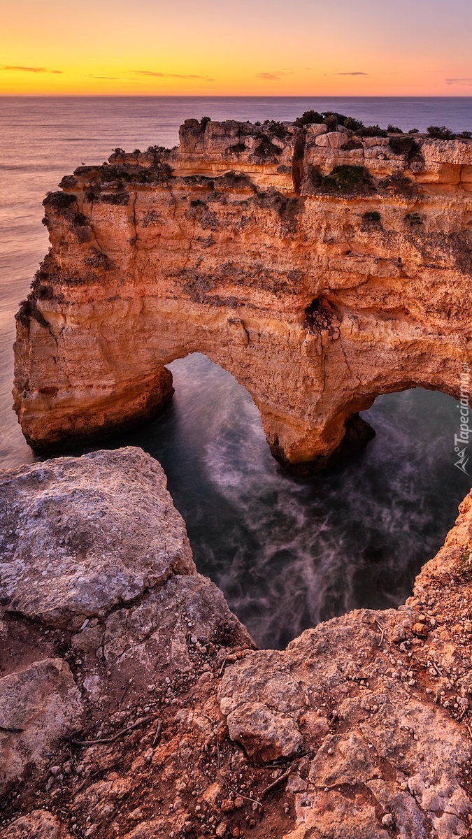 Skaliste wybrzeże Algarve w Portugalii