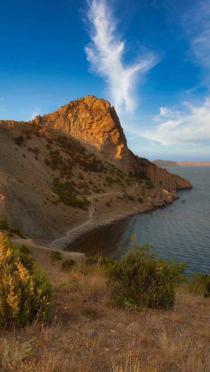 Skaliste wybrzeże nad morzem