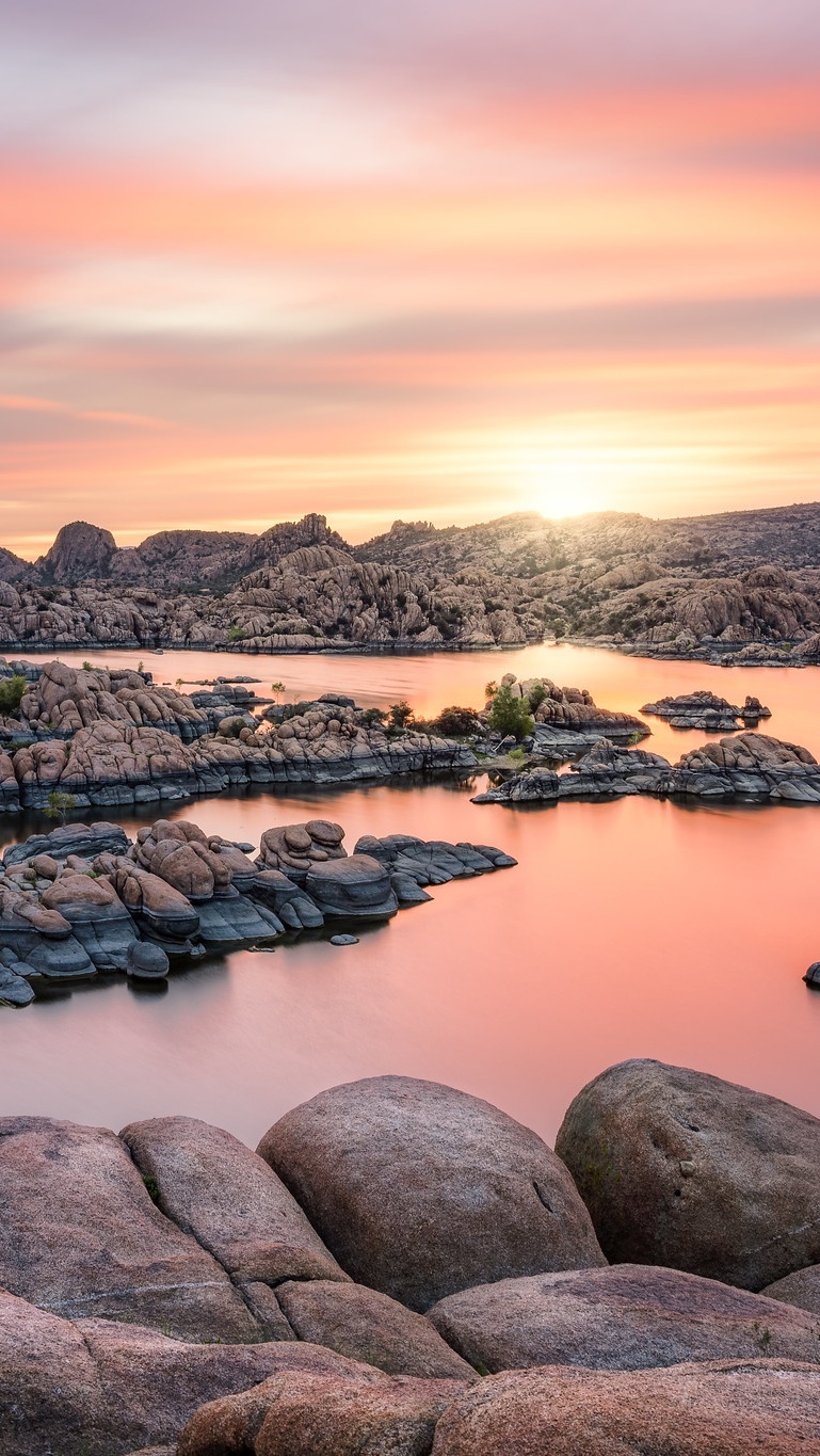 Skaliste wybrzeże Watson Lake w Arizonie