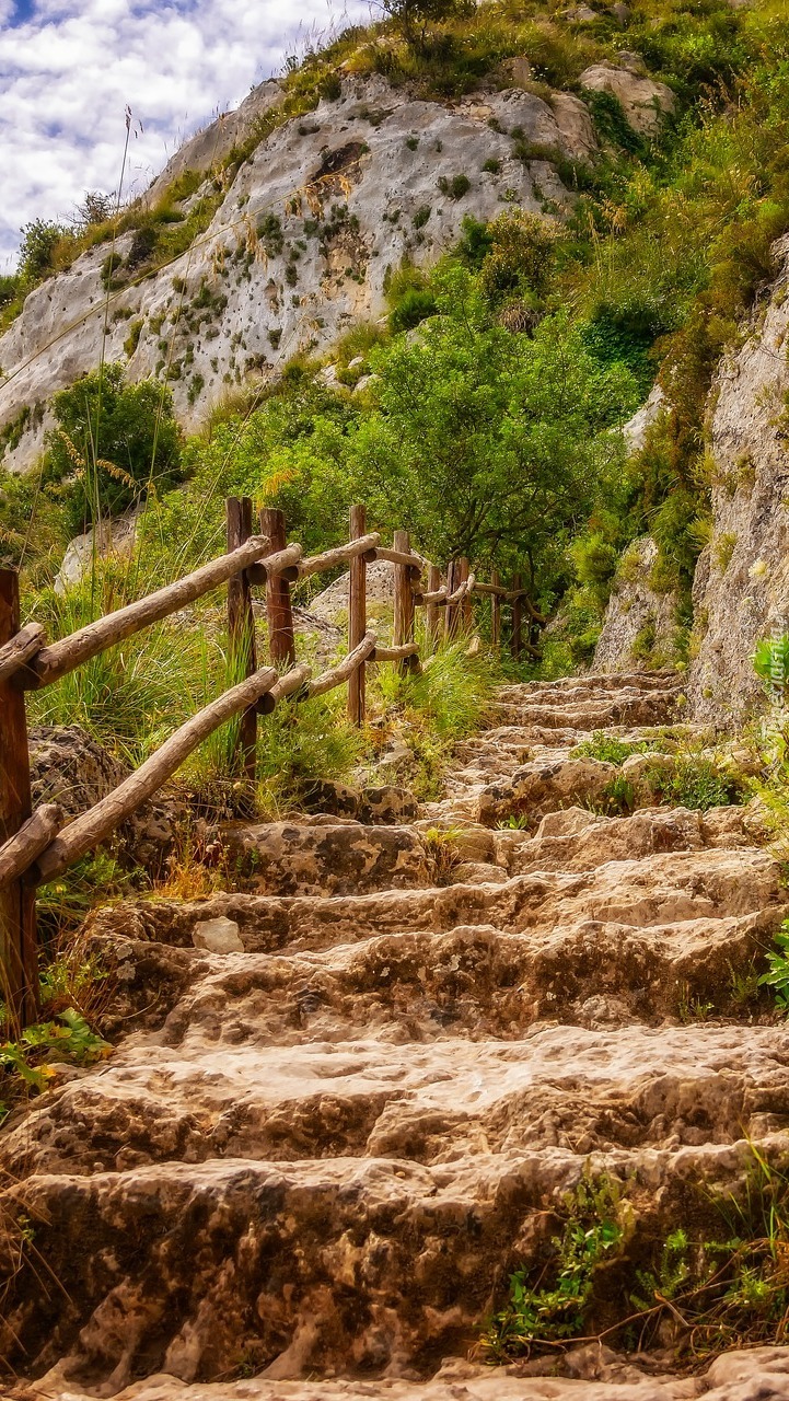 Skalne schody z poręczą