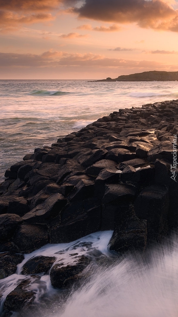 Skały Fingal Head nad morzem Tasmana