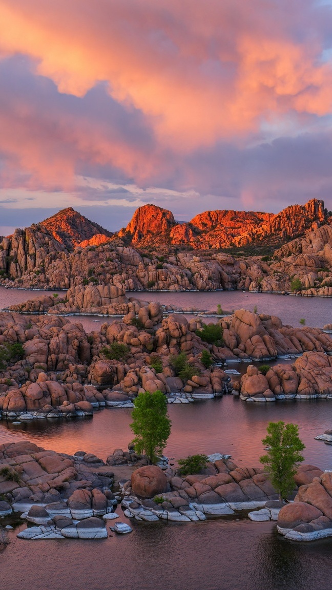 Skały i jezioro Watson Lake w Prescott