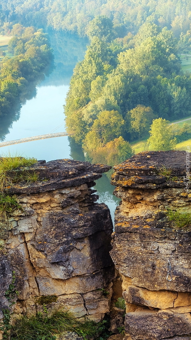 Skały i most nad rzeką Neckar
