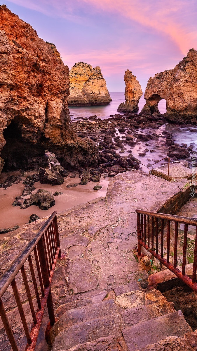 Skały na cyplu Ponta Piedade w Portugalii