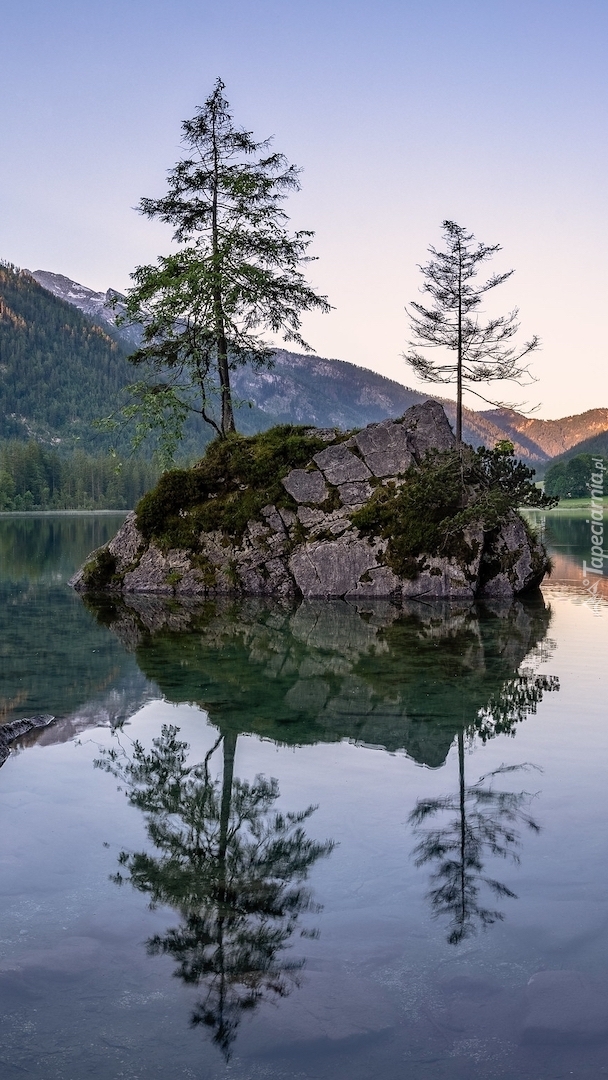 Skały na jeziorze Hintersee