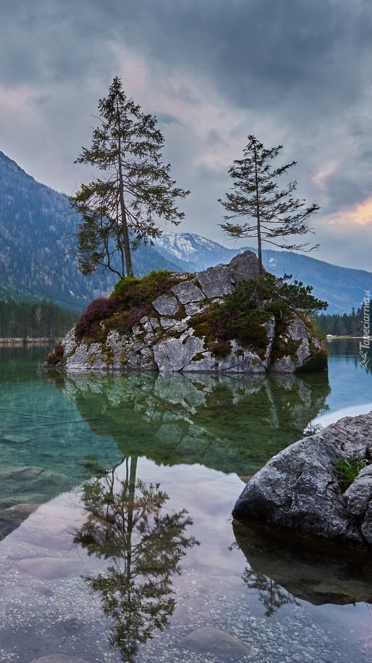 Skały na jeziorze Hintersee