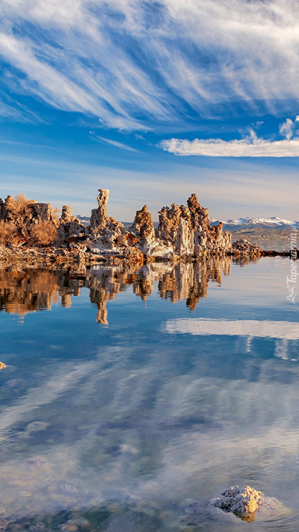 Skały na jeziorze Mono Lake w Kalifornii