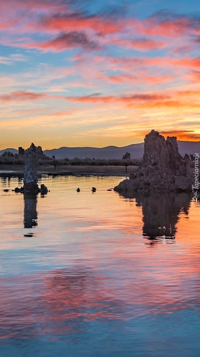 Skały na jeziorze Mono Lake