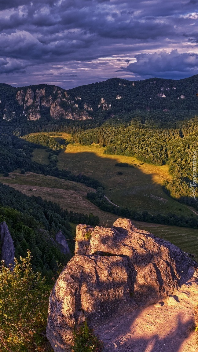 Skały nad doliną