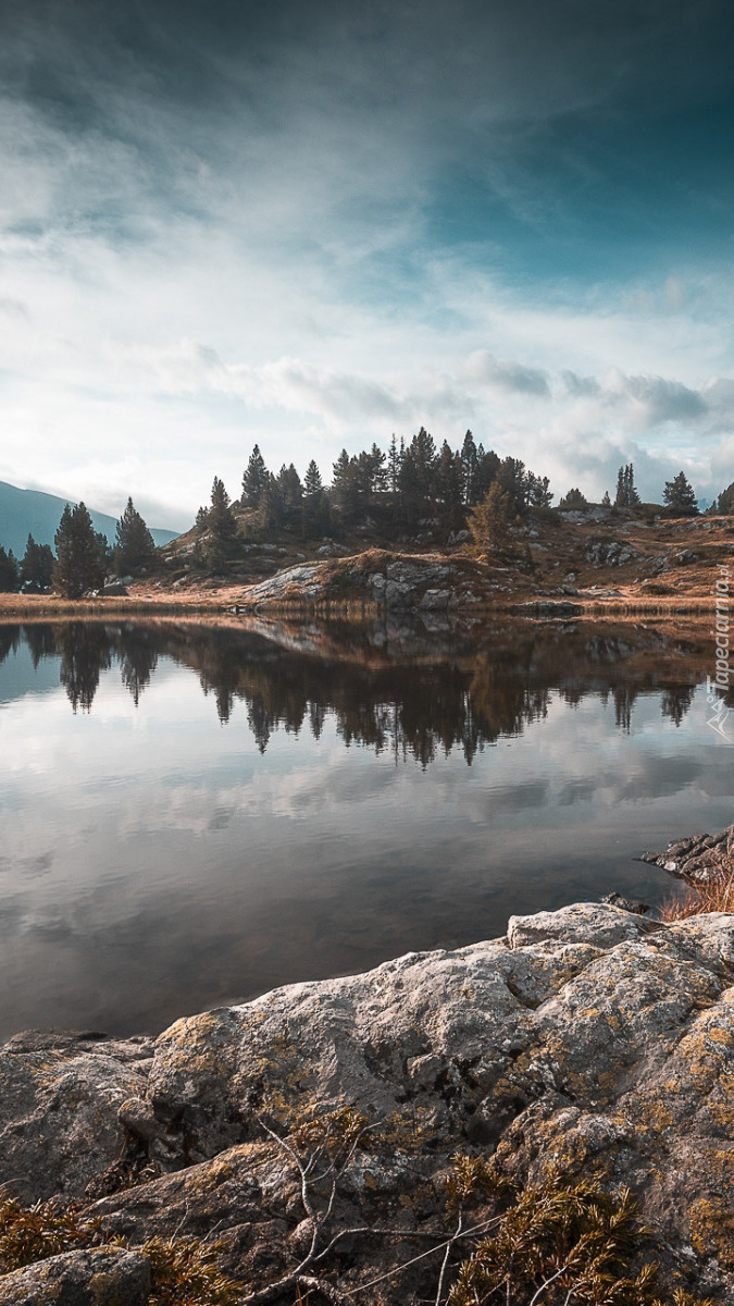 Skały nad jeziorem Lac Achard