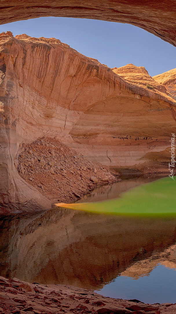 Skały nad jeziorem Powell Lake w Arizonie