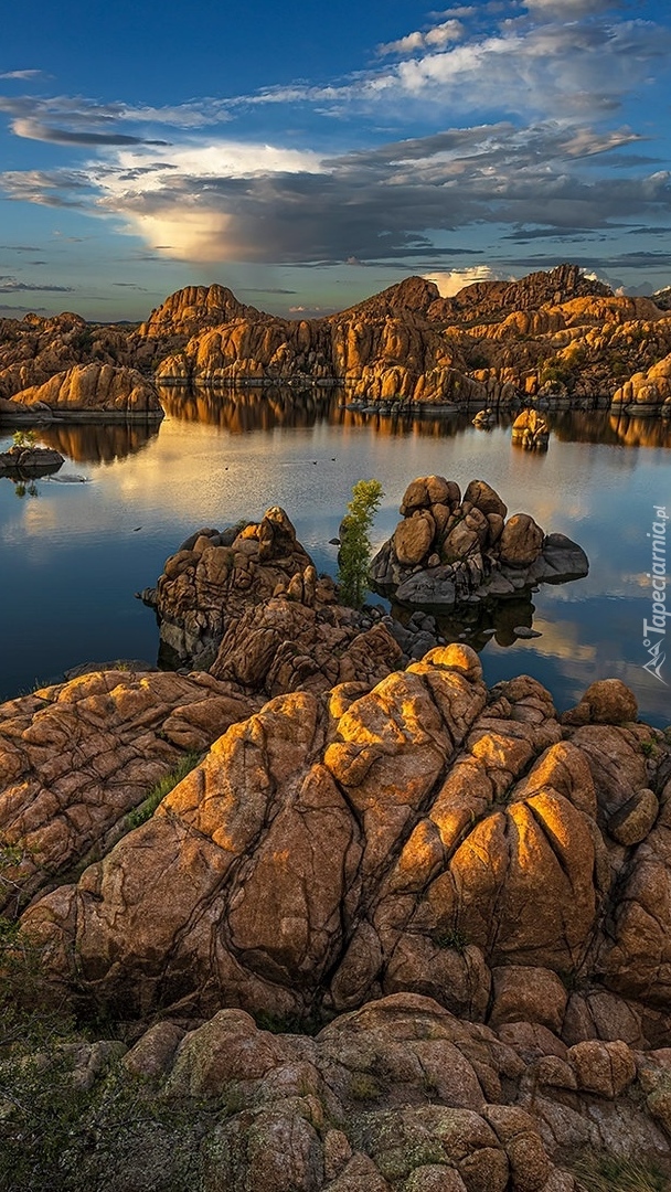 Skały nad jeziorem Watson Lake