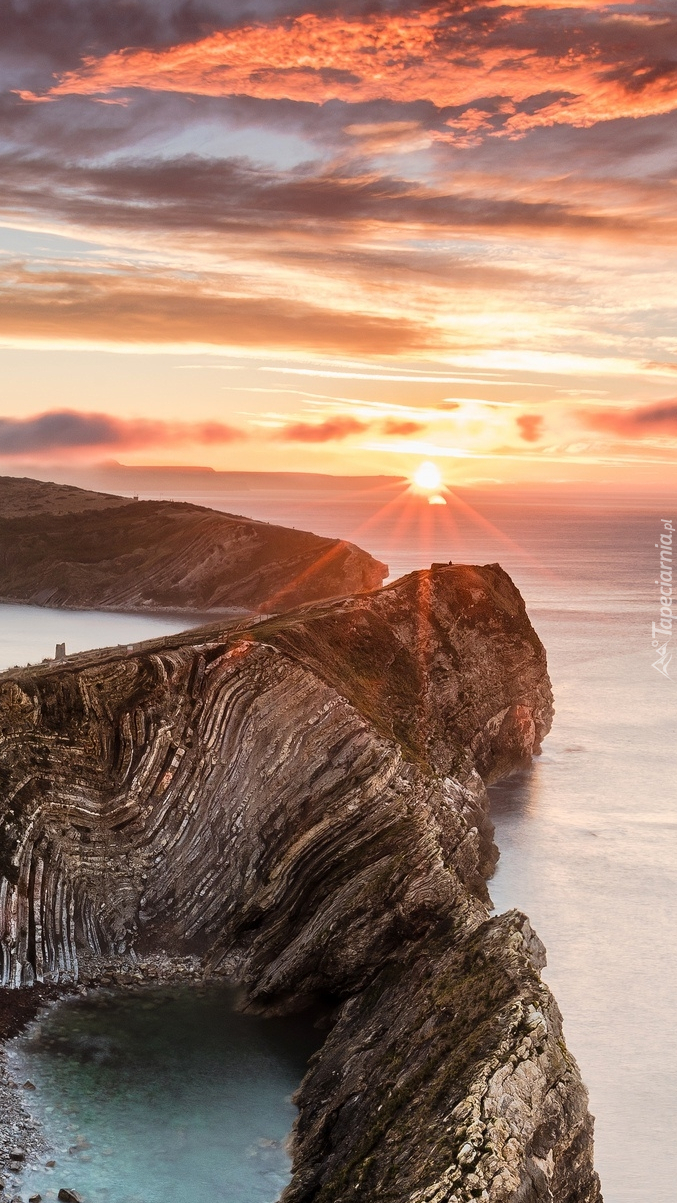 Skały otaczające zatokę Lulworth w Anglii