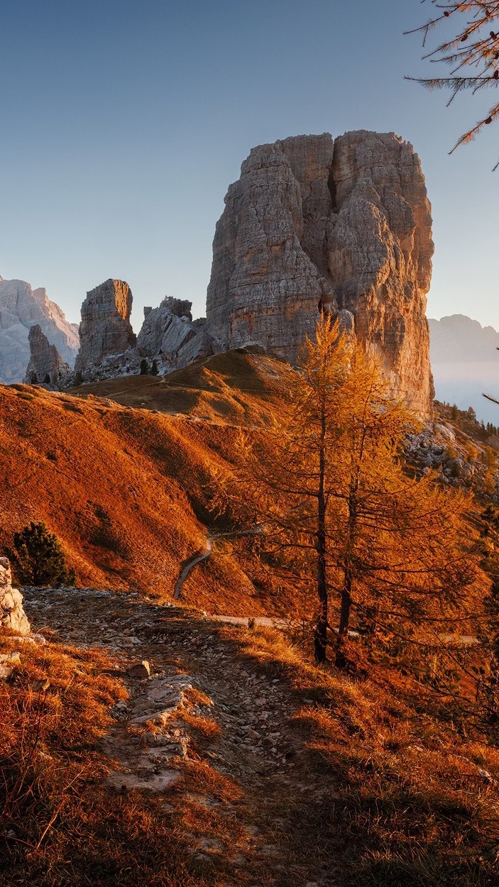 Skały w jesiennych Dolomitach