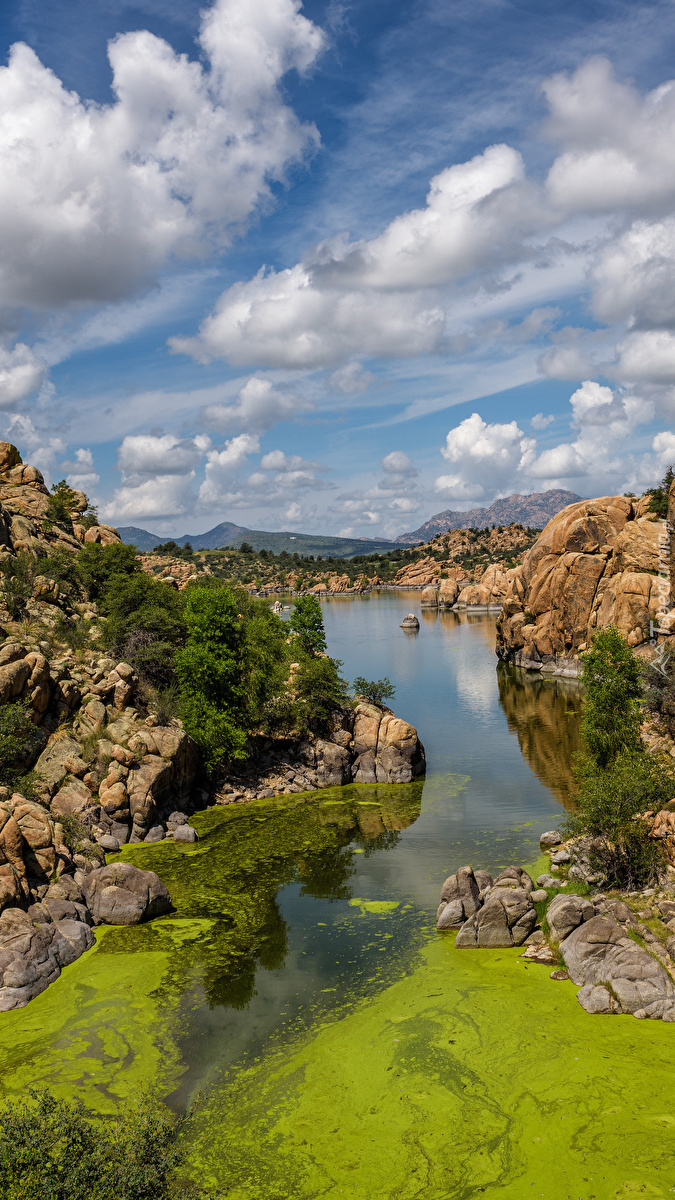 Skały wokół zbiornika na jeziorze Watson Lake