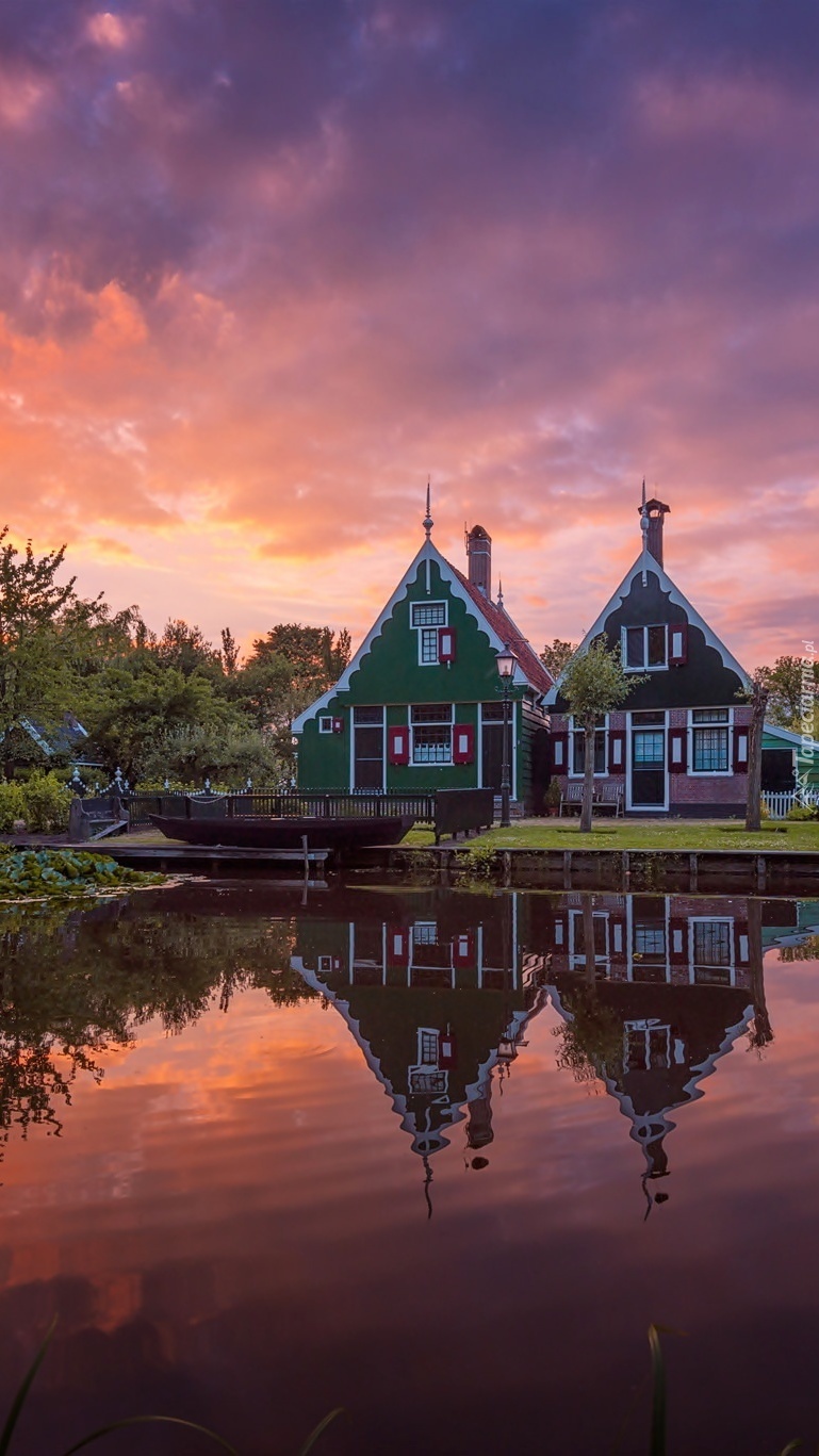 Skansen Zaanse Schans z domami i kanałem o  świcie