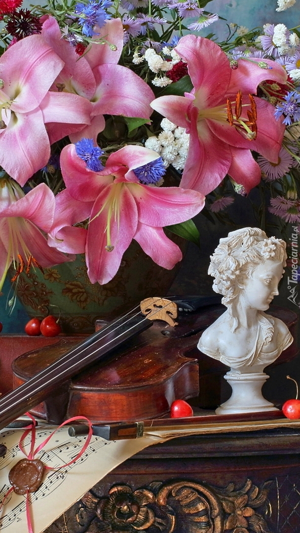 Skrzypce i popiersie kobiety obok kwiatów w wazonie