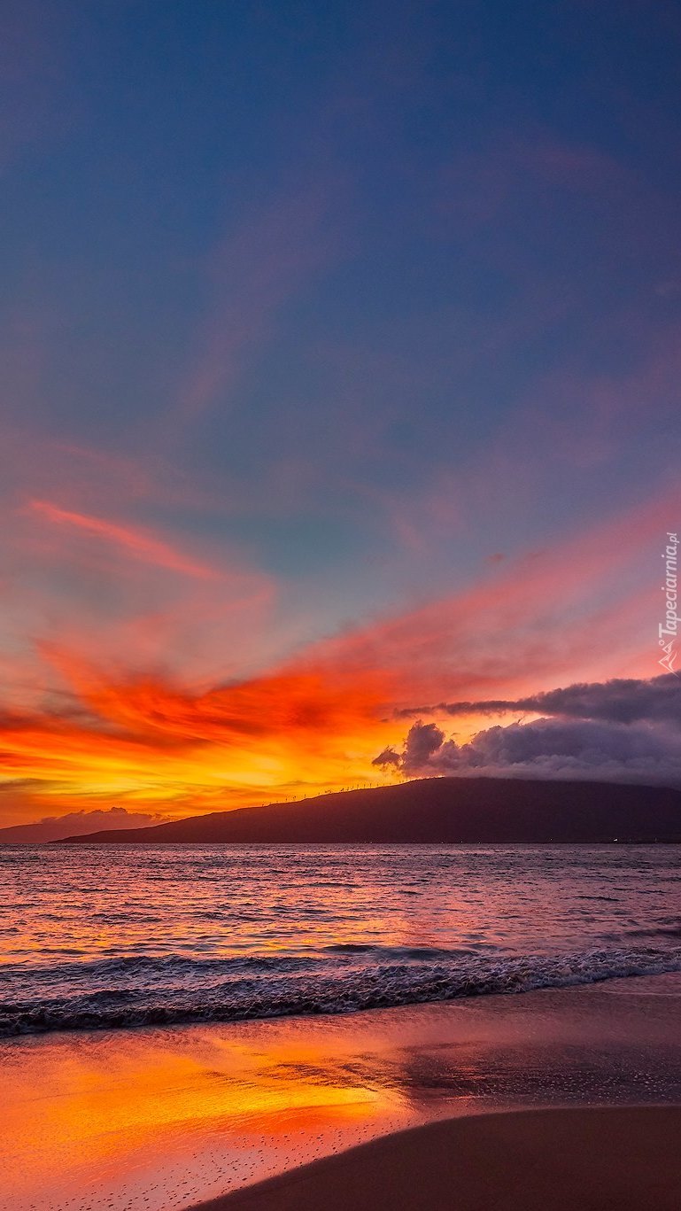 Słońce zachodzi nad morzem gdzieś na Hawajach