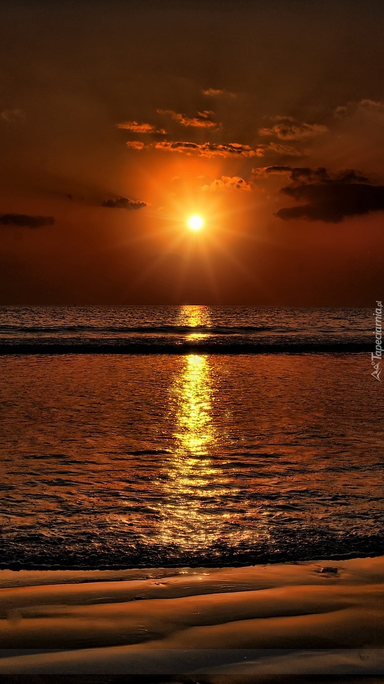 Słońce zachodzi za morze