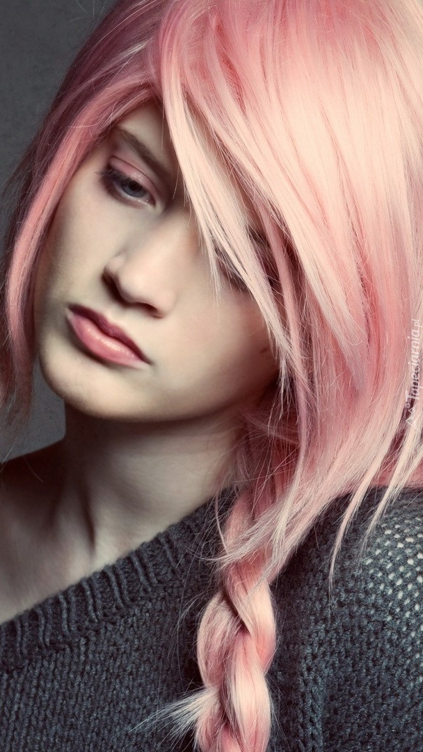 Smutek na twarzy kobiety o różowych włosach