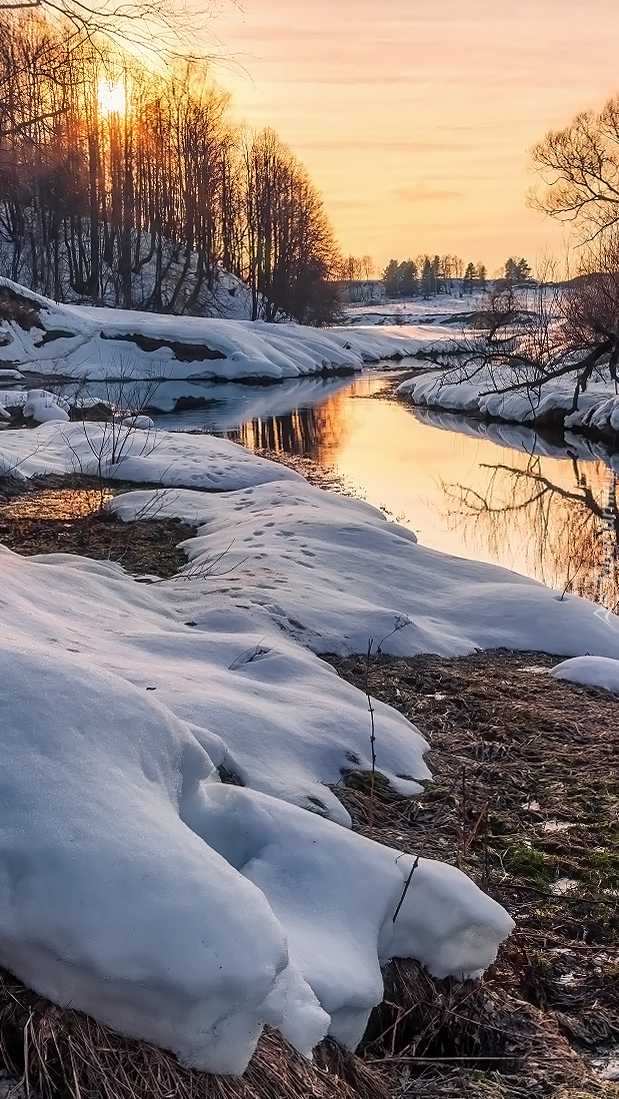 Śnieg na brzegach rzeki