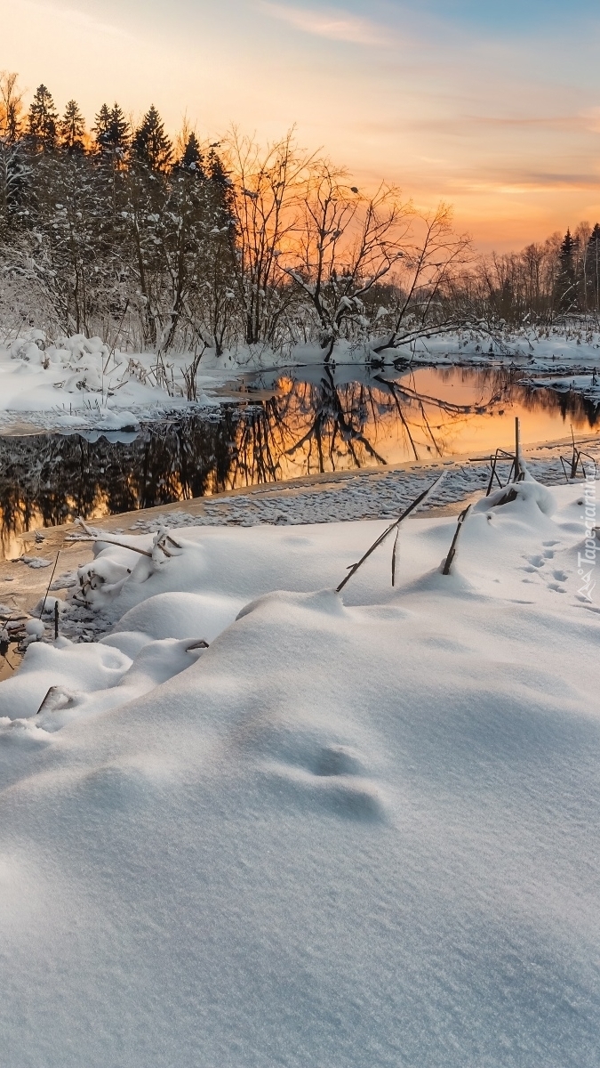 Śnieg na brzegach rzeki