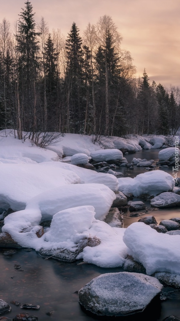 Śnieg na kamieniach nad rzeką