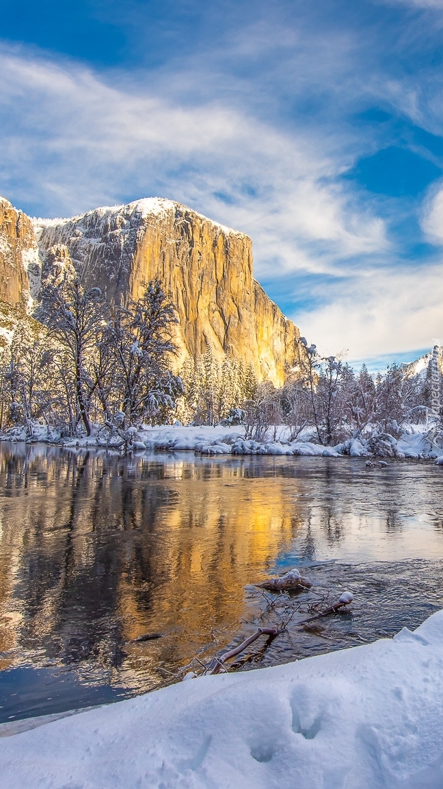 Śnieg nad rzeką Merced River