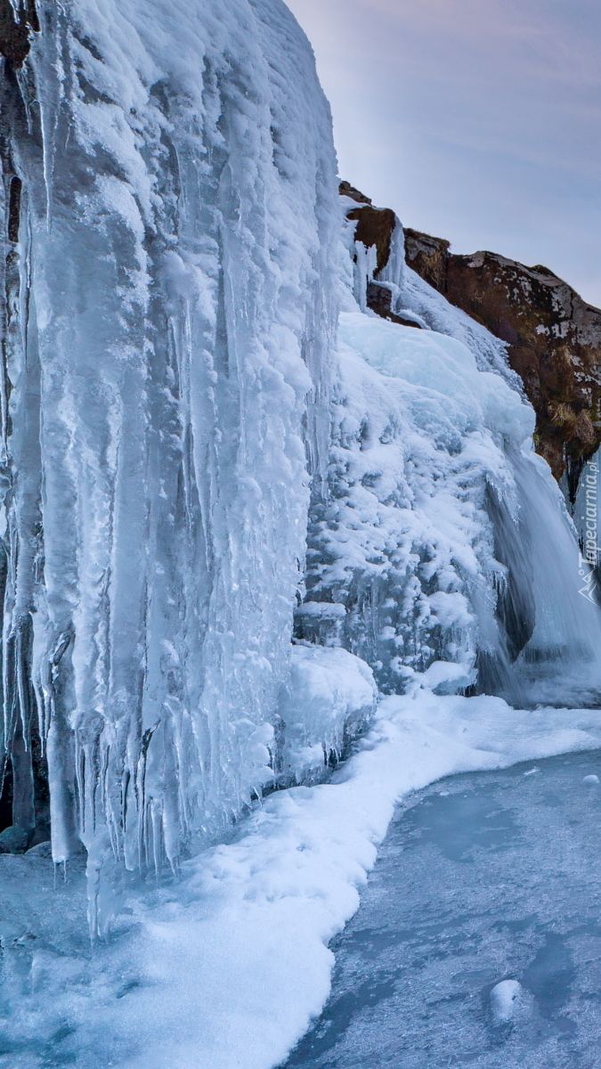 Sople lodu na wodospadzie Kirkjufellsfoss
