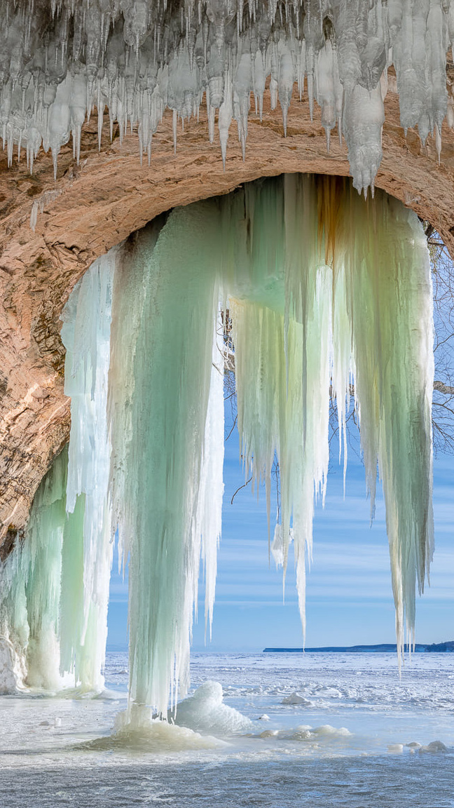 Sople w jaskini lodowej Grand Island Ice Caves w Michigan