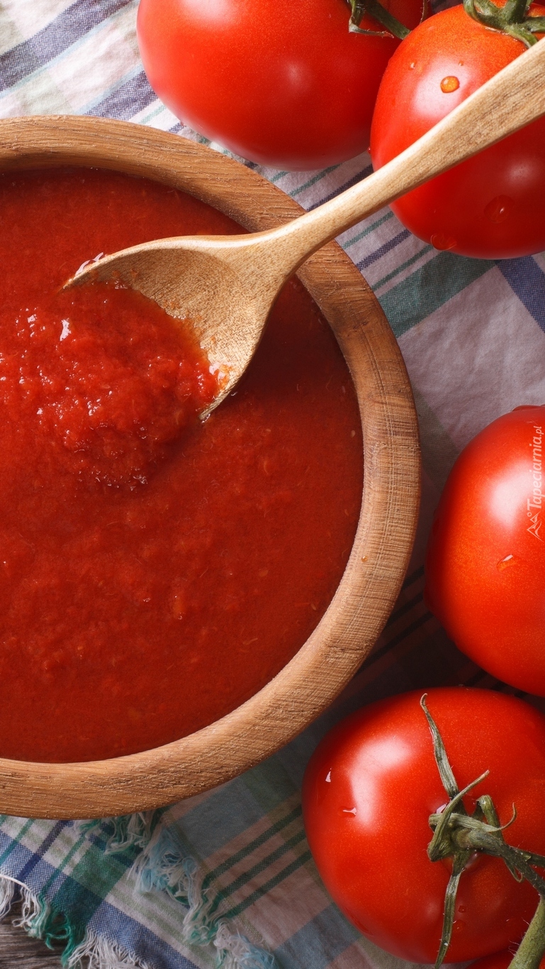 Sos z pomidorów w miseczce
