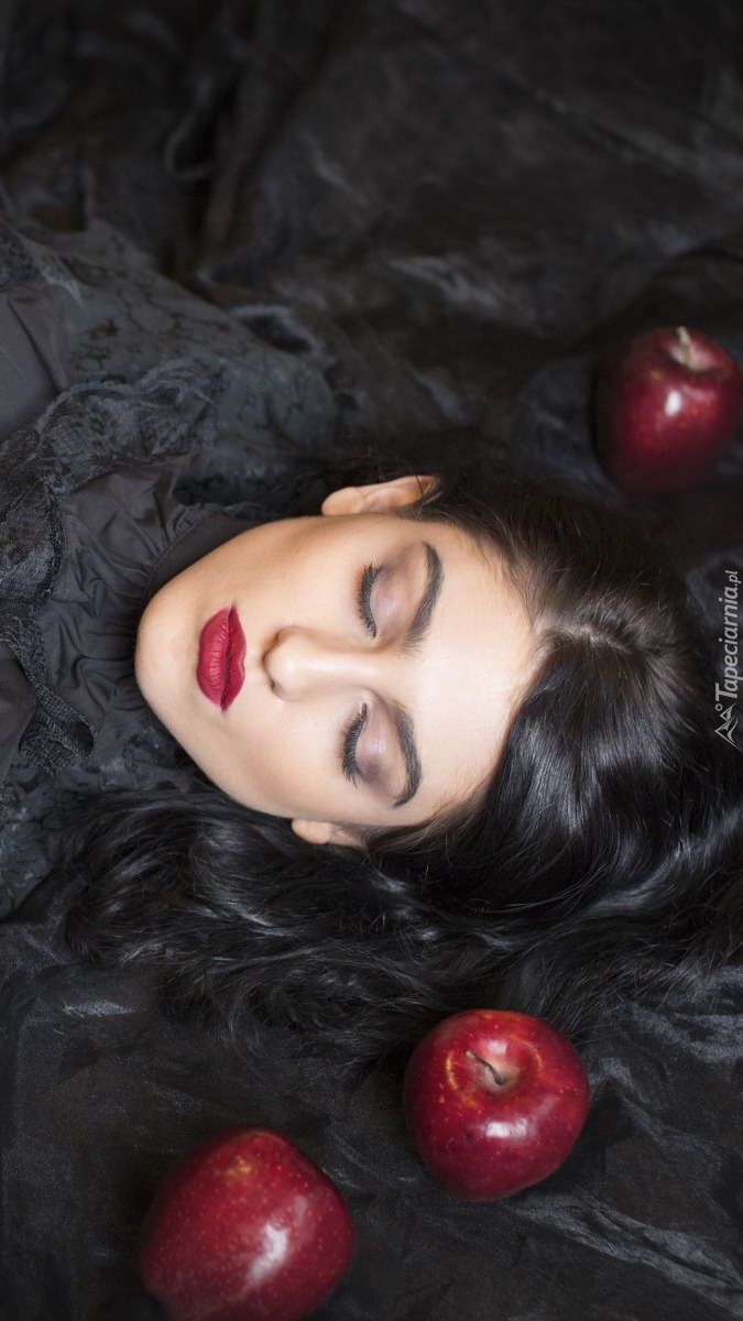 Śpiąca brunetka i jabłka