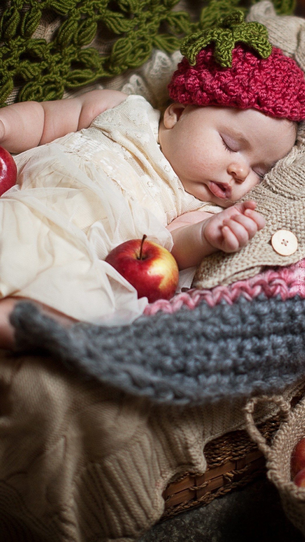 Śpiąca dziewczynka i jabłko