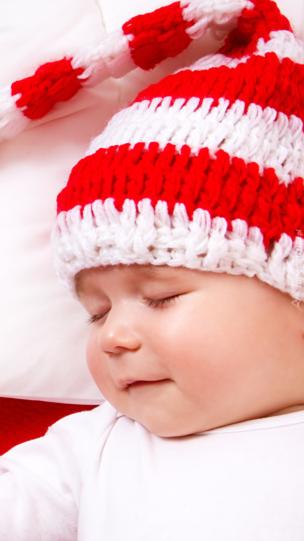 Śpiące dziecko w czapeczce
