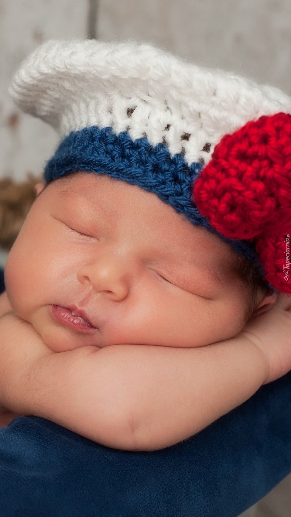 Śpiące dziecko w wełnianej czapce
