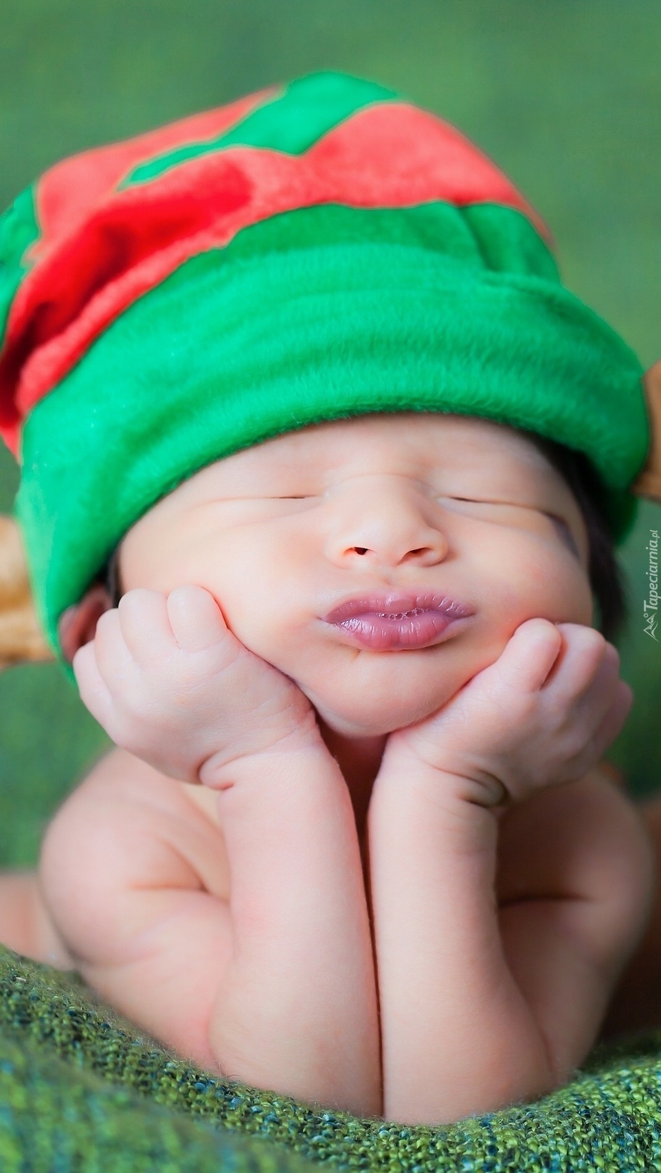 Śpiące niemowlę w czapce elfa